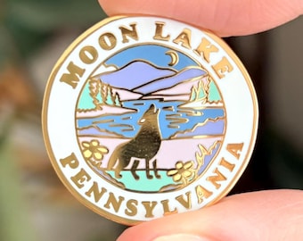 Spille smaltate - Spilla da bavero con paesaggio ispirato a Nancy Drew e al lago Moon in Pennsylvania