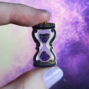 Emaille Pins - Sanduhr mystischer Glitzer Design Emaille Pin