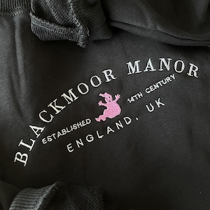 Bluza z haftem | Sweter wykonany ręcznie w 100% z bawełny | Haft Blackmoor Manor Anglia Wielka Brytania