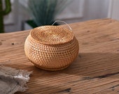 Round Rattan Wicker Bowl Fruit Basket with Lid, Rustic Wicker Candy Food Tray Weaving Storage Holder for Dinning Room