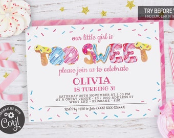 Puede incluir: Una invitación imprimible rosa y blanca con un tema de donut. El texto dice "Nuestra pequeña es demasiado dulce, ¡únase a nosotros para celebrar que Olivia cumple 3 años!" La invitación incluye la fecha, la hora y el lugar de la fiesta. También se incluye información de RSVP.