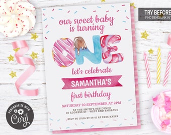 Puede incluir: Una invitación imprimible para un primer cumpleaños. La invitación presenta un número uno en forma de donut con glaseado rosa y azul y chispas. El texto dice "nuestro dulce bebé está cumpliendo un año celebremos el primer cumpleaños de Samantha sábado 20 de septiembre a las 2:00 PM en la residencia de los Smith 30 Address St - West End Brisbane RSVP a Julia antes del 09/10 al XXXX-XXXXX".