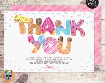 Puede incluir: Una tarjeta de agradecimiento rosa y blanca con un diseño de donut y cono de helado. El texto "THANK YOU" está escrito con los diseños de donut y cono de helado. El texto "Me encantó el pastel y los regalos también, ¡pero mi parte favorita fue verte! ¡Gracias por hacer que mi segundo cumpleaños sea tan especial! ~ Olivia ~" está impreso en la tarjeta.
