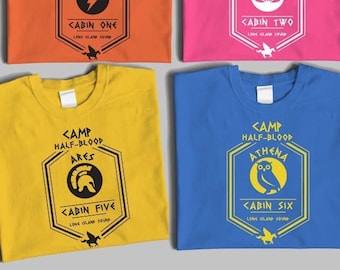 Può includere: Otto magliette a maniche corte in arancione, rosa, blu, verde, giallo, azzurro, rosso e viola. Ogni maglietta presenta una grafica Camp Half-Blood con un numero di cabina, nome della divinità e simbolo, tra cui Zeus, Hera, Poseidon, Demeter, Ares, Athena, Aphrodite e Dionysus.