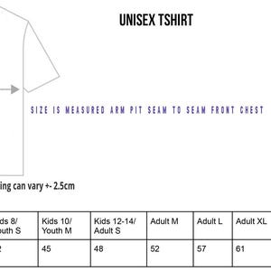 Puede incluir: Un dibujo lineal blanco de una camiseta con una flecha horizontal que indica el ancho. El texto dice UNISEX TSHIRT, SIZE IS MEASURED ARM PIT SEAM TO SEAM FRONT CHEST, y una tabla con medidas de pecho en cm para tallas de Kids 6 a Adult 3XL.