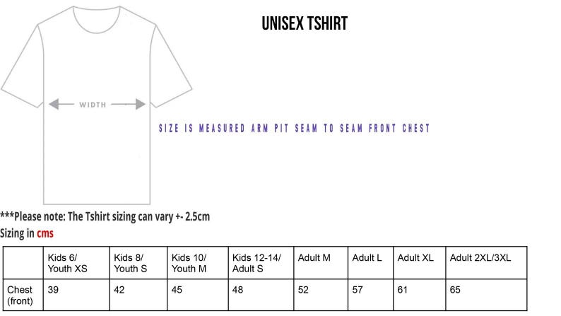 Puede incluir: Un dibujo lineal blanco de una camiseta con una flecha horizontal que indica el ancho. El texto dice UNISEX TSHIRT, SIZE IS MEASURED ARM PIT SEAM TO SEAM FRONT CHEST, y una tabla con medidas de pecho en cm para tallas de Kids 6 a Adult 3XL.