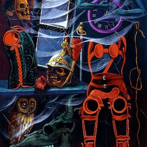 Puede incluir: Una naturaleza muerta que presenta una calavera con un casco militar, un esqueleto con un traje verde y rojo, un arnés de cuero rojo, un reloj con números romanos y un búho. Los objetos están dispuestos sobre una mesa y cubiertos por una telaraña.