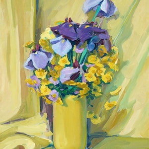 Peut inclure: Un vase jaune rempli d'iris violets et bleus et de fleurs jaunes. Le vase est sur un fond jaune.