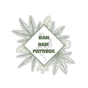 Puede incluir: Un diseño de pegatina con un elemento central en forma de diamante que contiene el texto "BAN DAN PATRICK" en una fuente estilizada. El diamante está rodeado de ilustraciones detalladas de hojas y cogollos de cannabis, en tonos verdes y blancos.