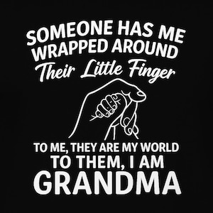 Peut inclure: T-shirt noir avec texte blanc : « SOMEONE HAS ME WRAPPED AROUND Their Little Finger ». En dessous, une illustration de main et le texte « TO ME, THEY ARE MY WORLD TO THEM, I AM GRANDMA ».