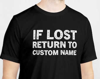 Può includere: T-shirt nera con la scritta bianca "IF LOST RETURN TO CUSTOM NAME". Il testo è in grassetto e senza grazie. La maglietta è indossata da una persona.