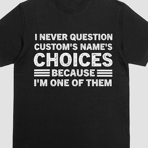 Peut inclure: T-shirt noir avec texte blanc. Le texte dit : « I NEVER QUESTION CUSTOM'S NAME'S CHOICES BECAUSE I'M ONE OF THEM ». Le texte est en gras, en police sans empattement. Le t-shirt est à col rond et à manches courtes.
