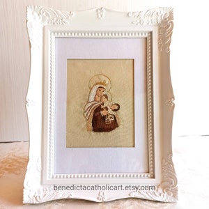 Imagen de la Virgen del Carmen bordada a mano y enmarcada. Imagen carmelita bordada a mano con delicado marco blanco.