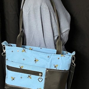Blauwe geborduurde bijen-crossbodytas