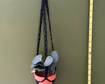 Percha de planta de macrame negro