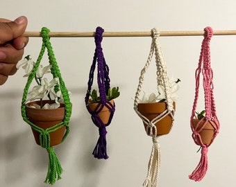 Pequeño colgador de plantas de macramé