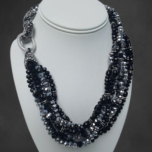 Collar llamativo de cristal negro hecho a mano: gargantilla de múltiples hilos con cierre de diamantes de imitación.