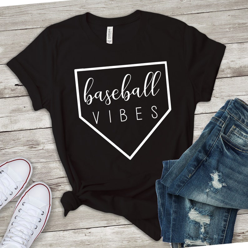 Może przedstawiać: Czarny T-shirt z białym graficznym diamentem baseballowym i tekstem "baseball vibes" w kolorze białym.