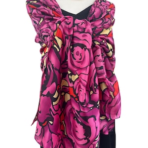 Bufanda floral rosa fucsia: chal de viaje ligero de poliseda
