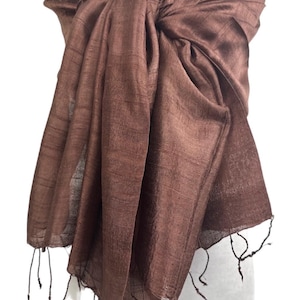 Châle en soie brute brun cuivre | Écharpe habillée vibrante | Écharpe bohème chic toutes saisons | Accessoire de luxe élégant, léger et minimaliste | Prêt à offrir