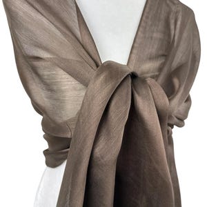 Xale marrom chocolate | Elegante cobertura para casamento | Xale para ocasiões especiais | imagem 10
