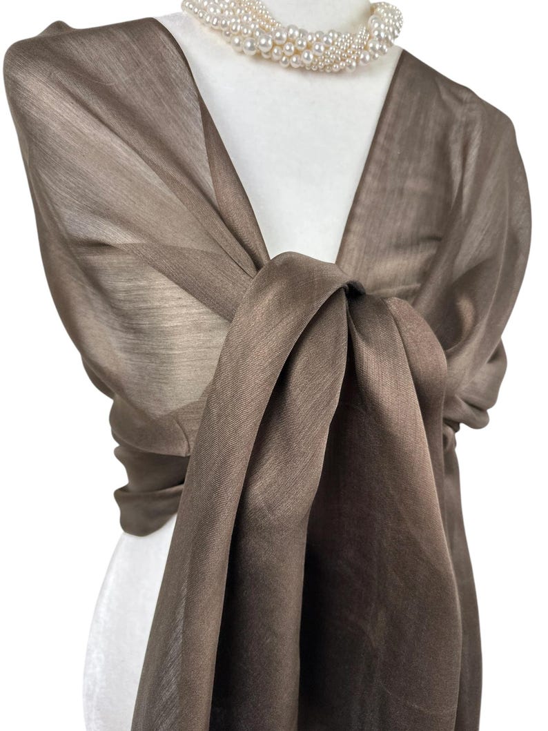 Xale marrom chocolate | Elegante cobertura para casamento | Xale para ocasiões especiais | imagem 10