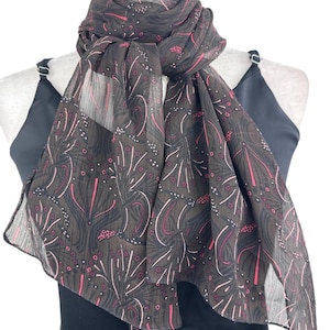 Bufanda floral rosa y marrón/Bufanda ligera para todas las estaciones/Bufanda de moda de gasa de poliéster/Moderna, no pica ni rasca/Regalo personalizable