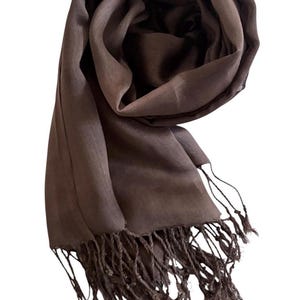 Xale marrom chocolate | Elegante cobertura para casamento | Xale para ocasiões especiais | imagem 14