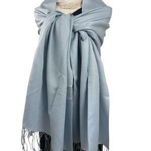 Chal de seda pashmina azul hielo: un chal de viaje bohemio de lujo