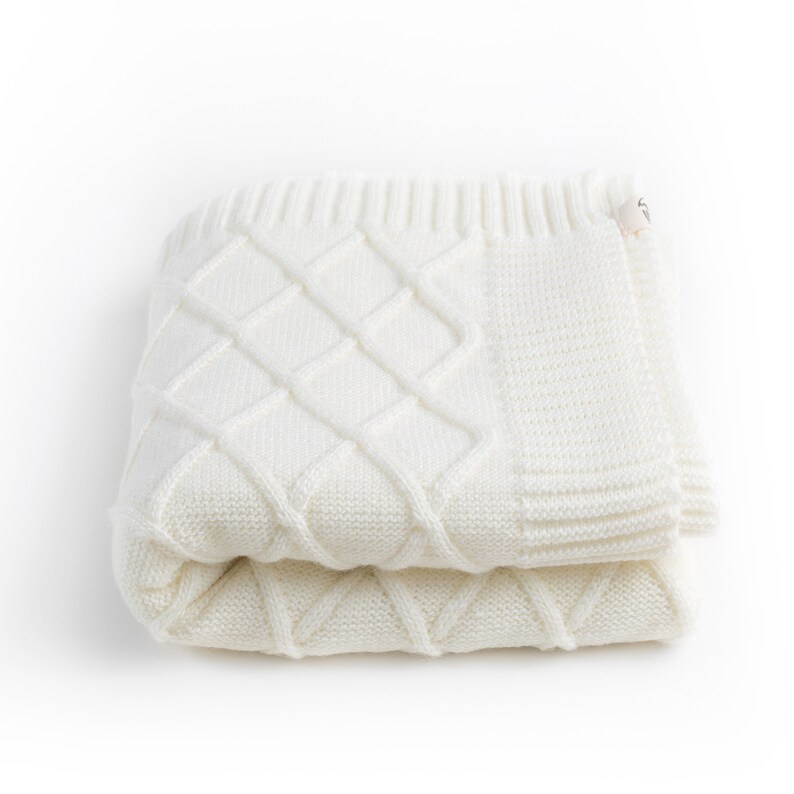 white knitted baby blanket