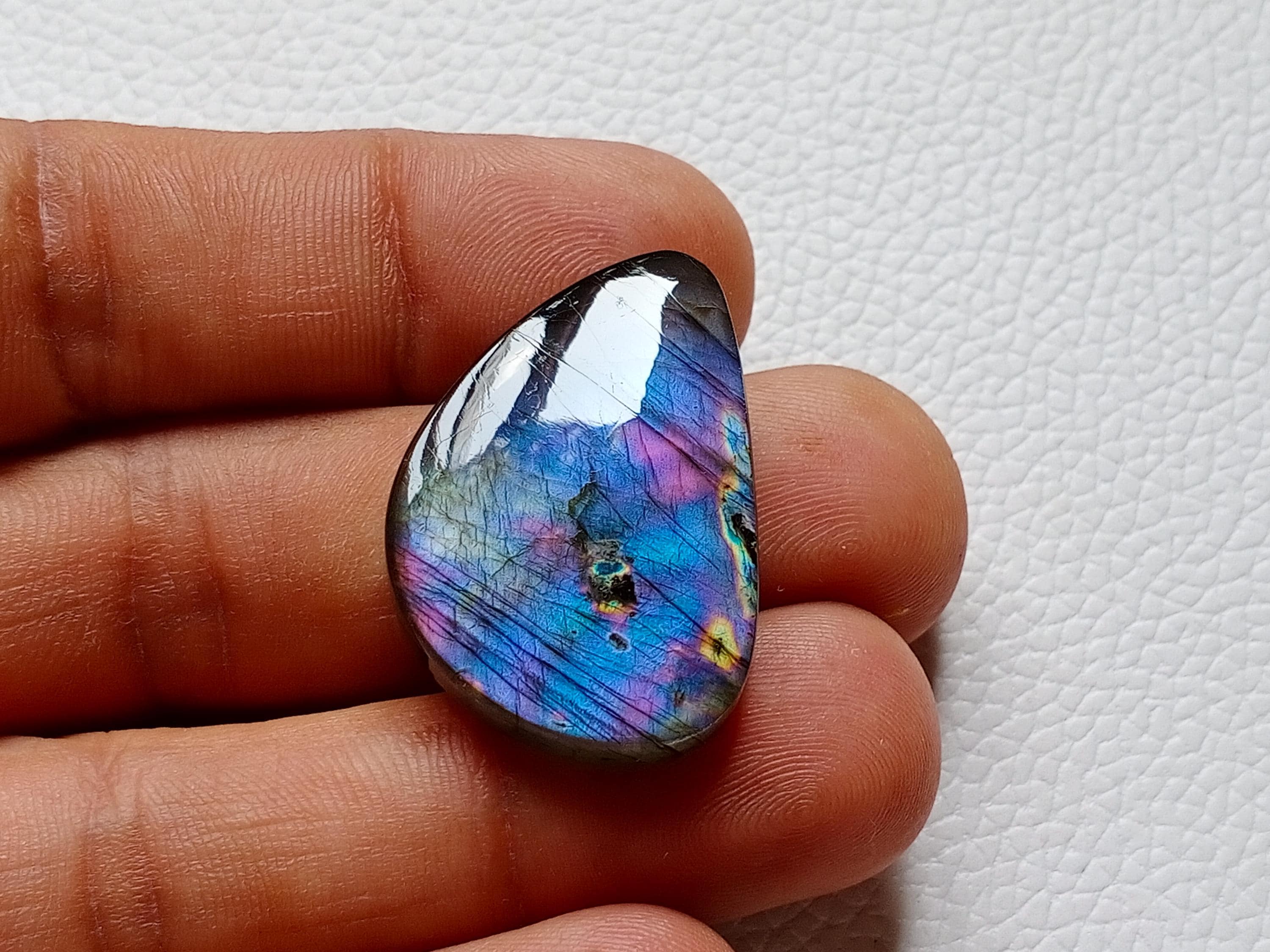 素晴らしい紫色のラブラドライト宝石、33X22X5 mm、形状自由、シルバー
