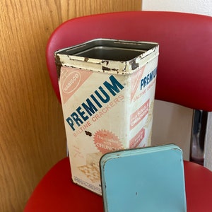 Vintage Nabisco 1969 Premium Saltine Cracker Metal Container Box Tin 14 Oz, Vintage Cracker Tin image 6