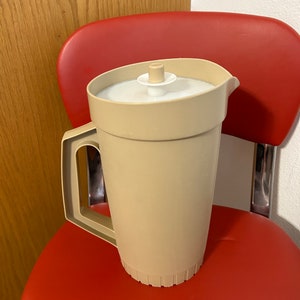 Vintage Tupperware Pitcher Half Gallon (2 qt) Tan Push Button Seal Lid #800, Tupperware Pitcher