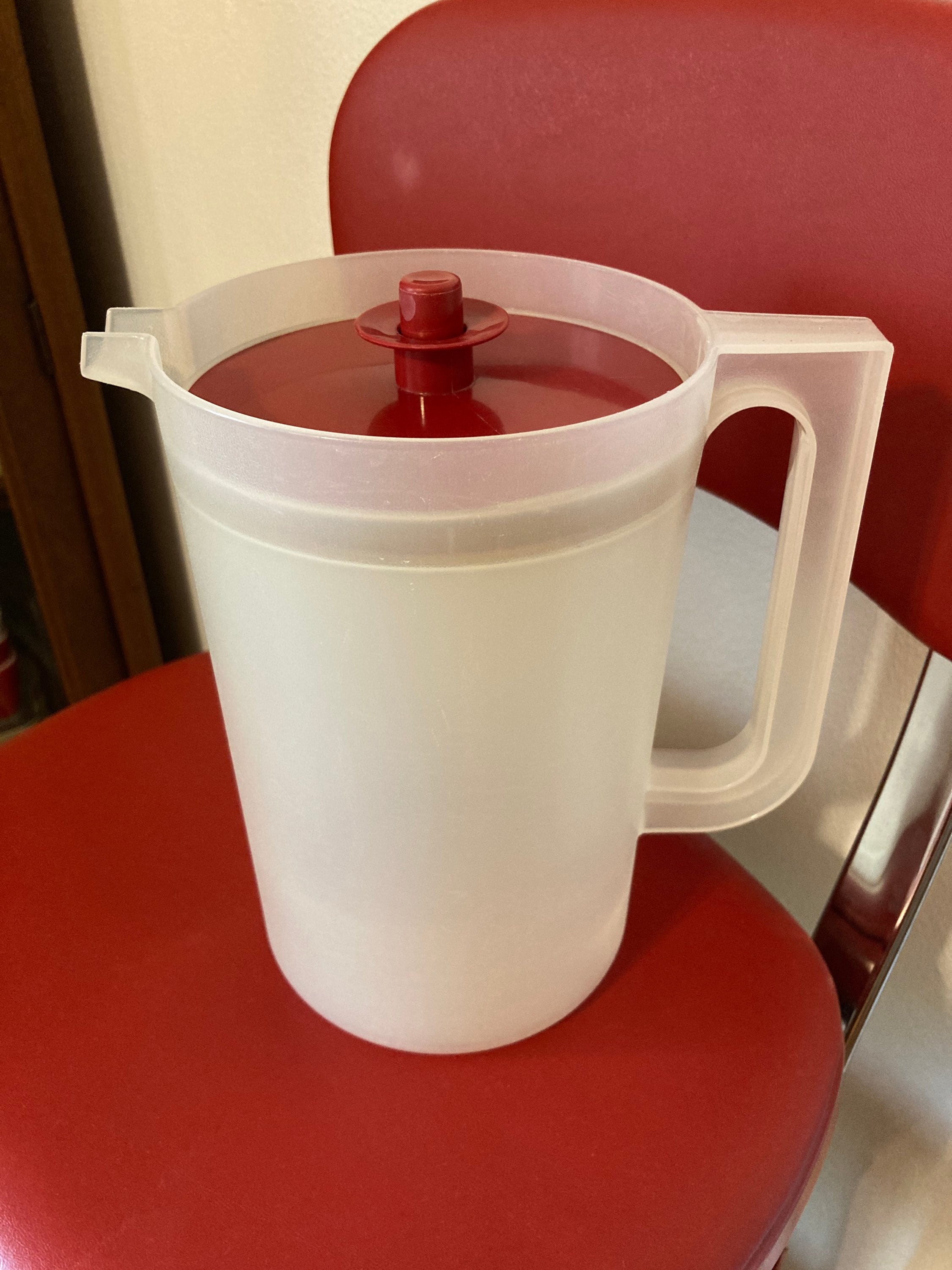 Vintage Tupperware 2 Qt Beverage Container or Pitcher, Handle