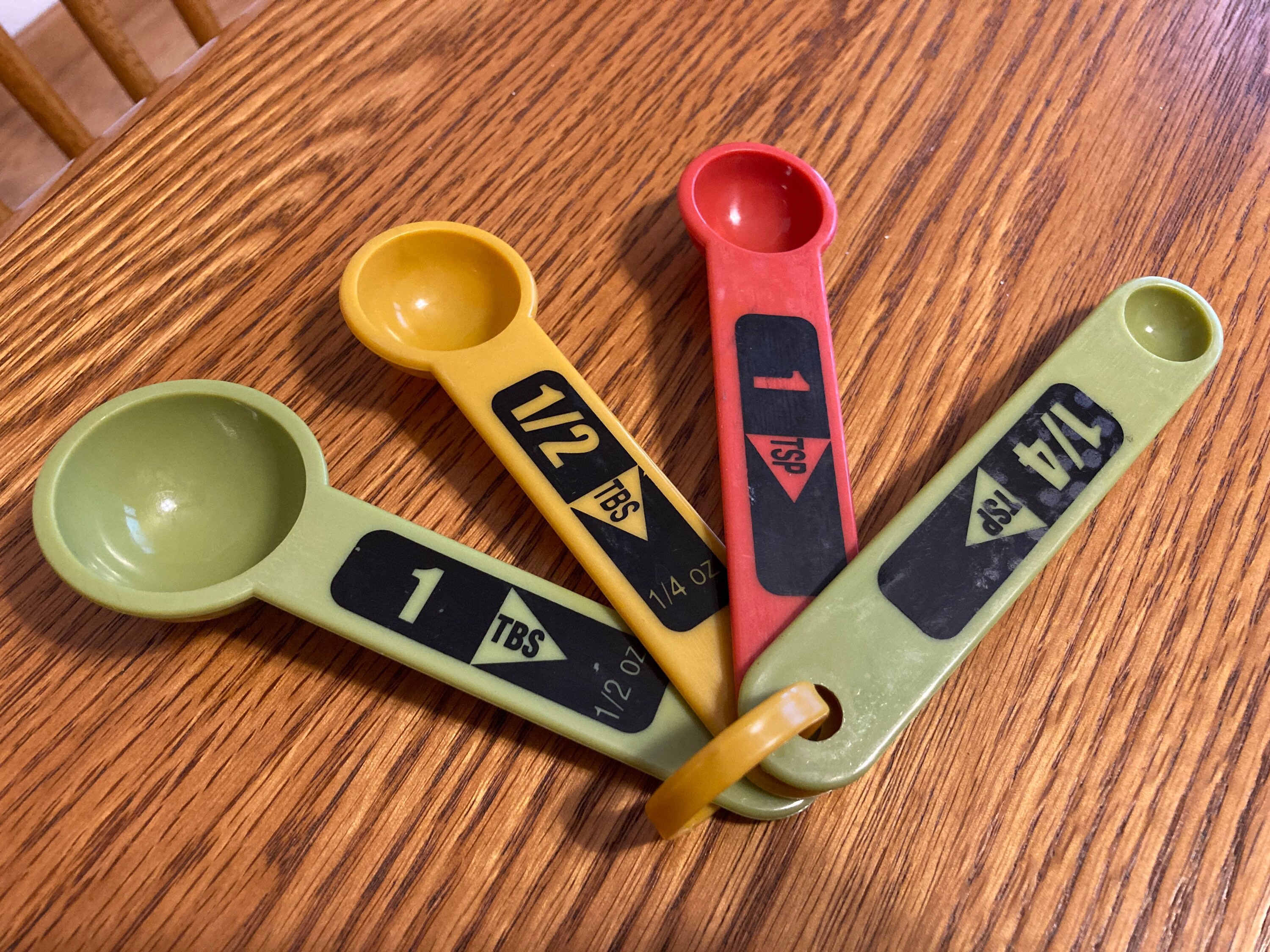 Vintage Harvest Colored Measuring Spoon Set With Ring, Vintage