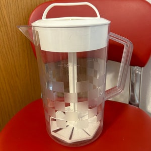 The Pampered Chef 2 Quart Quick-stir Pitcher Checkerboard 