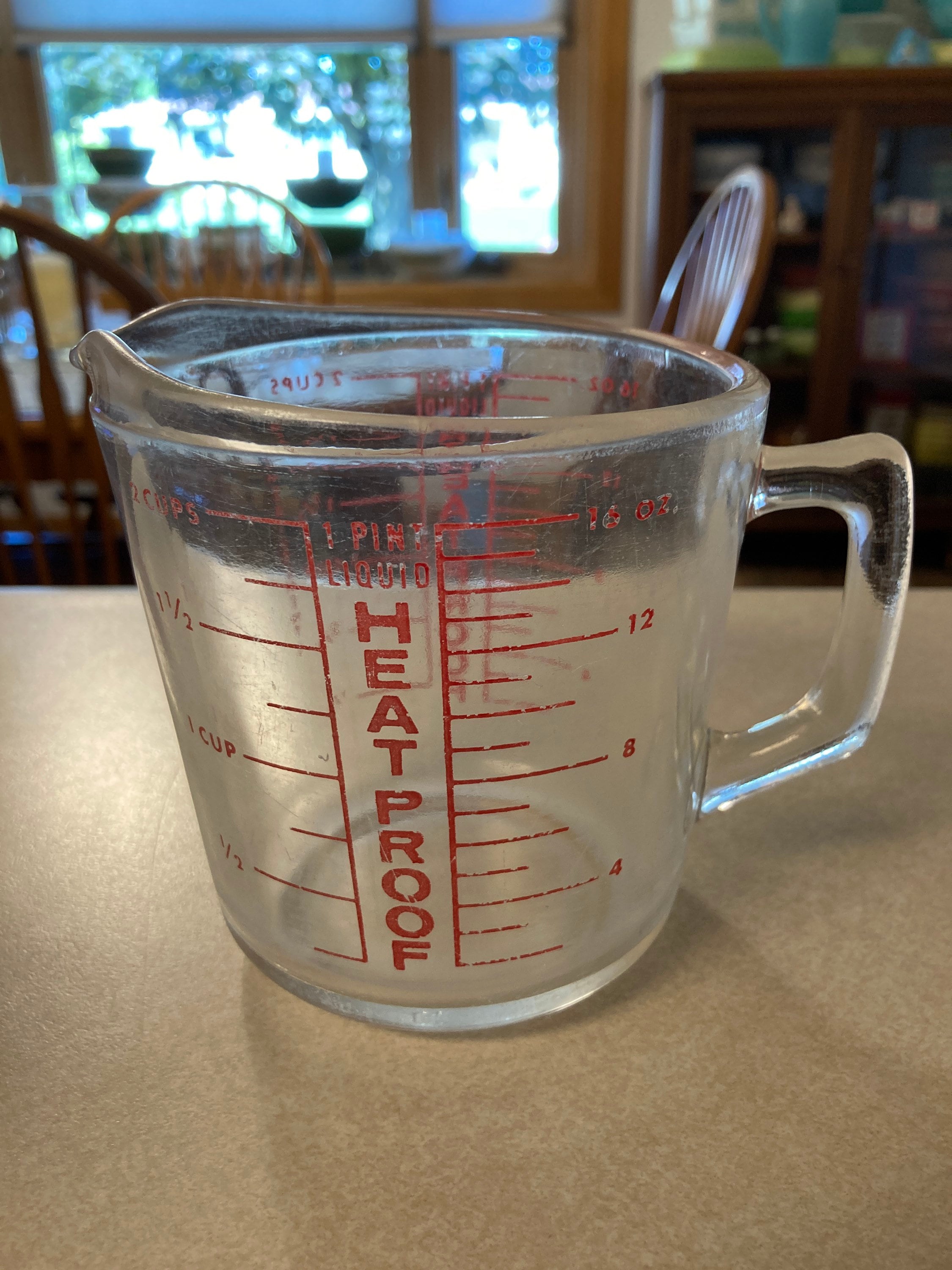 2 Cup Measuring Cup: Clear with Red Print