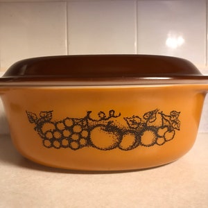 Vintage Pyrex Old Orchard 1 1/2 quart casserole dish with brown lid, Pyrex Ovenware