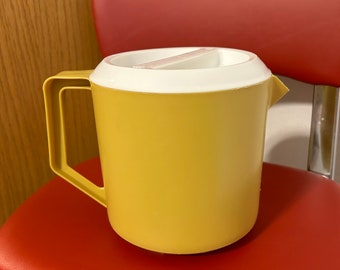 Vintage Golden Yellow Rubbermaid 2 Qt. Drink Pitcher With Lid 