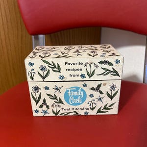 Vintage Family Circle Test Kitchens Favorite Recipes Metal Box Flowers 3x5 with 30 Vintage Blank Recipe Cards