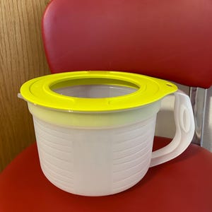 Tupperware Mix- N - Store Frosted 8 Cups 2L Measuring Batter Bowl with Neon Green Splatter Guard, Tupperware 8 cup Measuring Cup