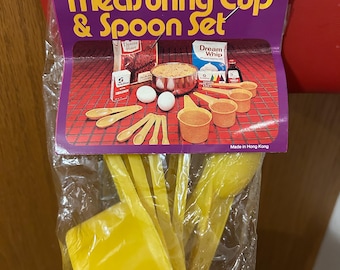 New Vintage 1982 Unopened 10 pc Plastic Measuring Cup Spoon Set, New Vintage Measuring Cup Set Harvest Gold