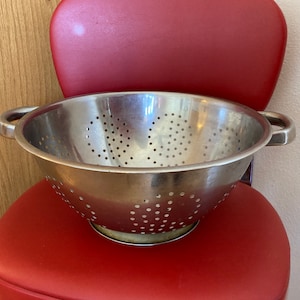 Vintage 11 inch Colander, pedestal Colander with Handles, Vintage colander
