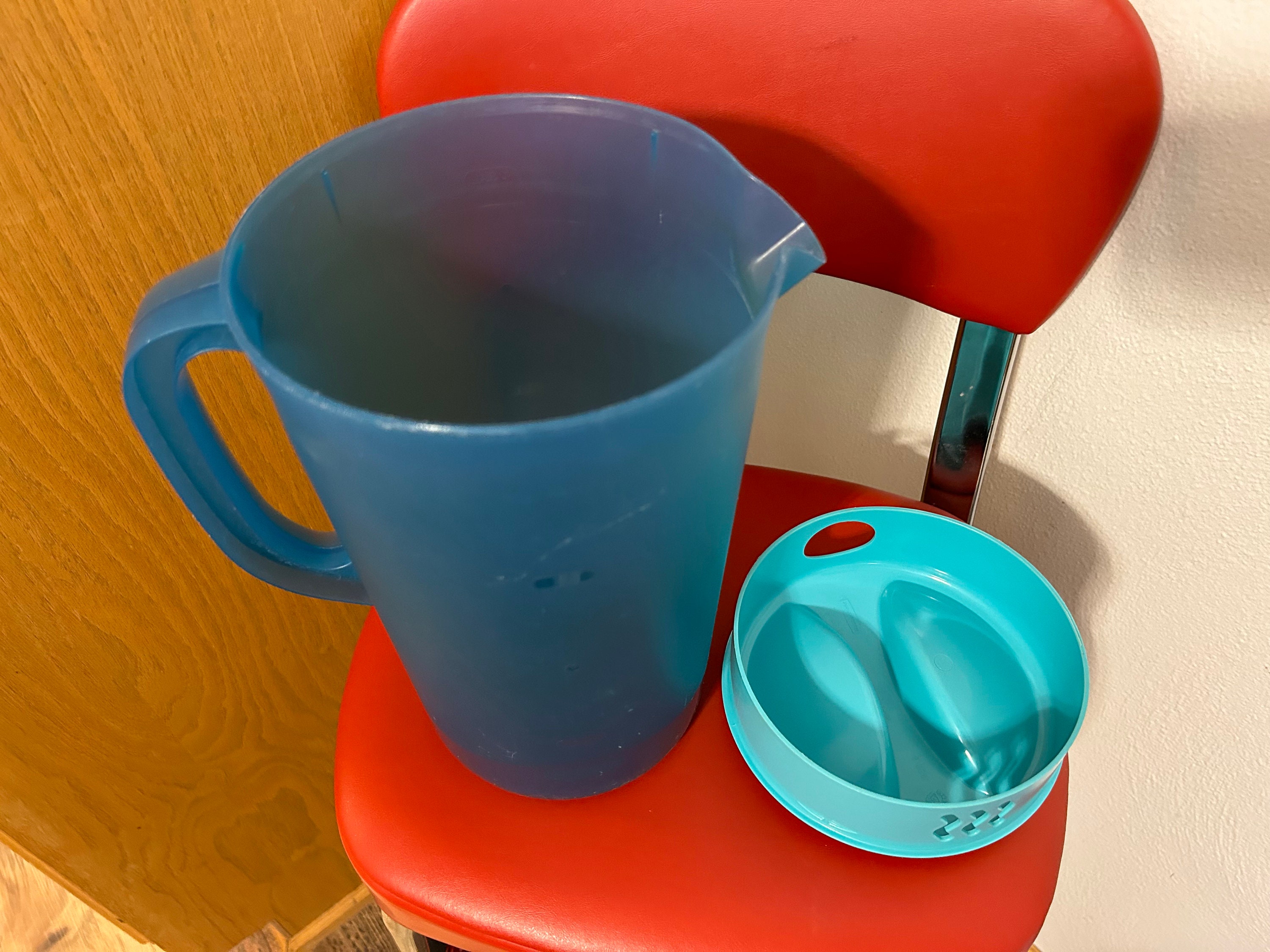  Rubbermaid ''Simply Pour'' One Gallon Pitcher (Blue)