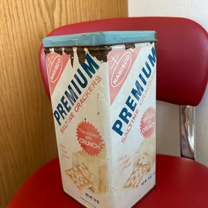 Vintage Nabisco 1969 Premium Saltine Cracker Metal Container Box Tin 14 Oz, Vintage Cracker Tin image 2