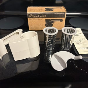 Pampered Chef Handheld Rotary Cheese Grater #1275 w 2 Blades & Storage  Container