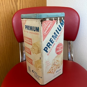 Vintage Nabisco 1969 Premium Saltine Cracker Metal Container Box Tin 14 Oz, Vintage Cracker Tin image 1