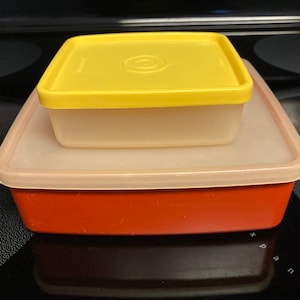 Vintage Tupperware lunch set, Tupperware paprika square sandwich keeper 1458 and snack size 1516, Lunchbox Tupperware