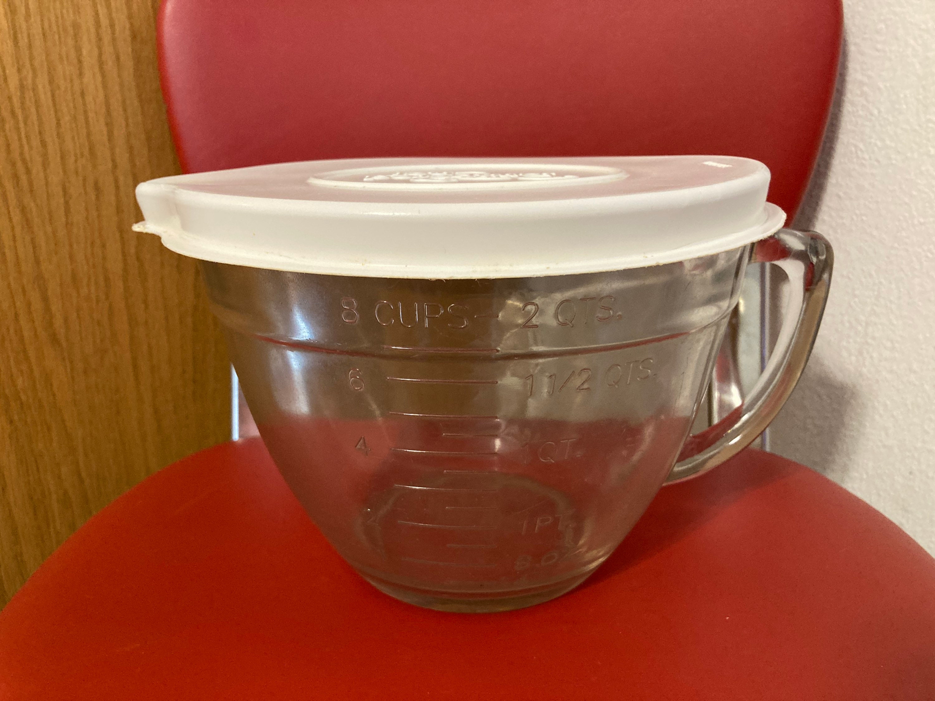 The Pampered Chef Glass 8 Cup 2 Qt. Measuring Batter Bowl With Lid