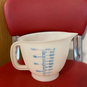 Vintage Tupperware 1288 Mix-n-Store 4 Cup Measuring Cup White with Pour Spout Blue and Red Raised Letters